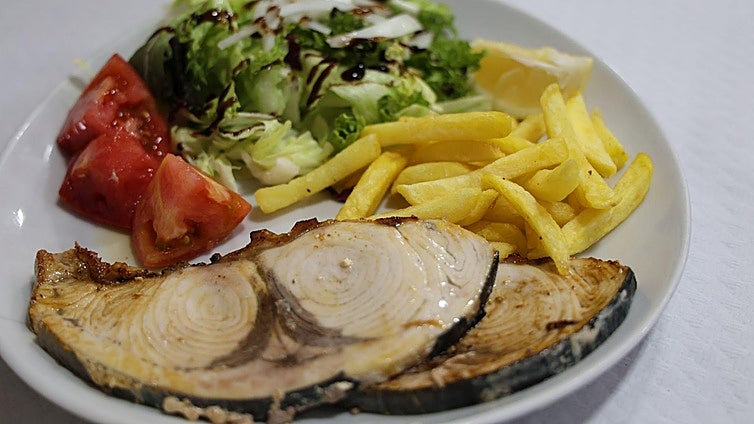 De segundo plato, emperador a la plancha con patatas y ensalada.
