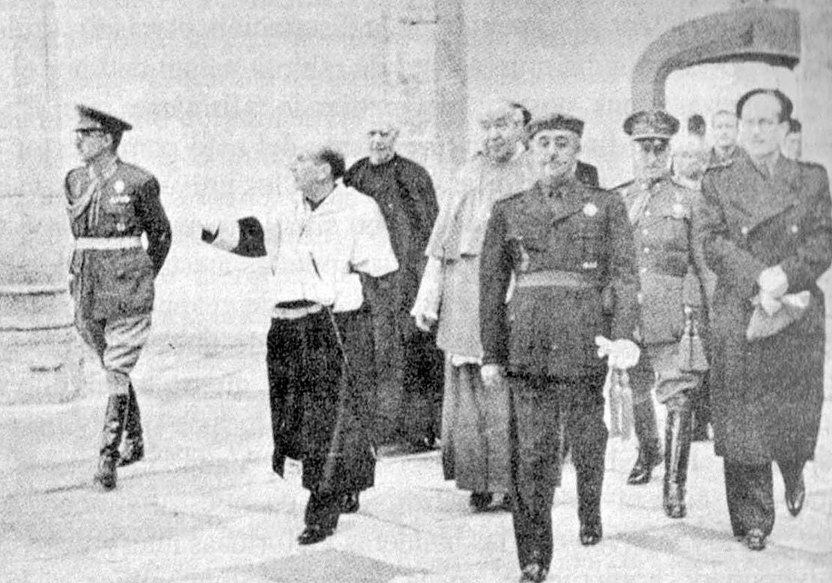 Franco atraviesa el Palacio de Santa Cruz en 1940, durante el acto de apertura del curso académico de la Universidad de Valladolid.