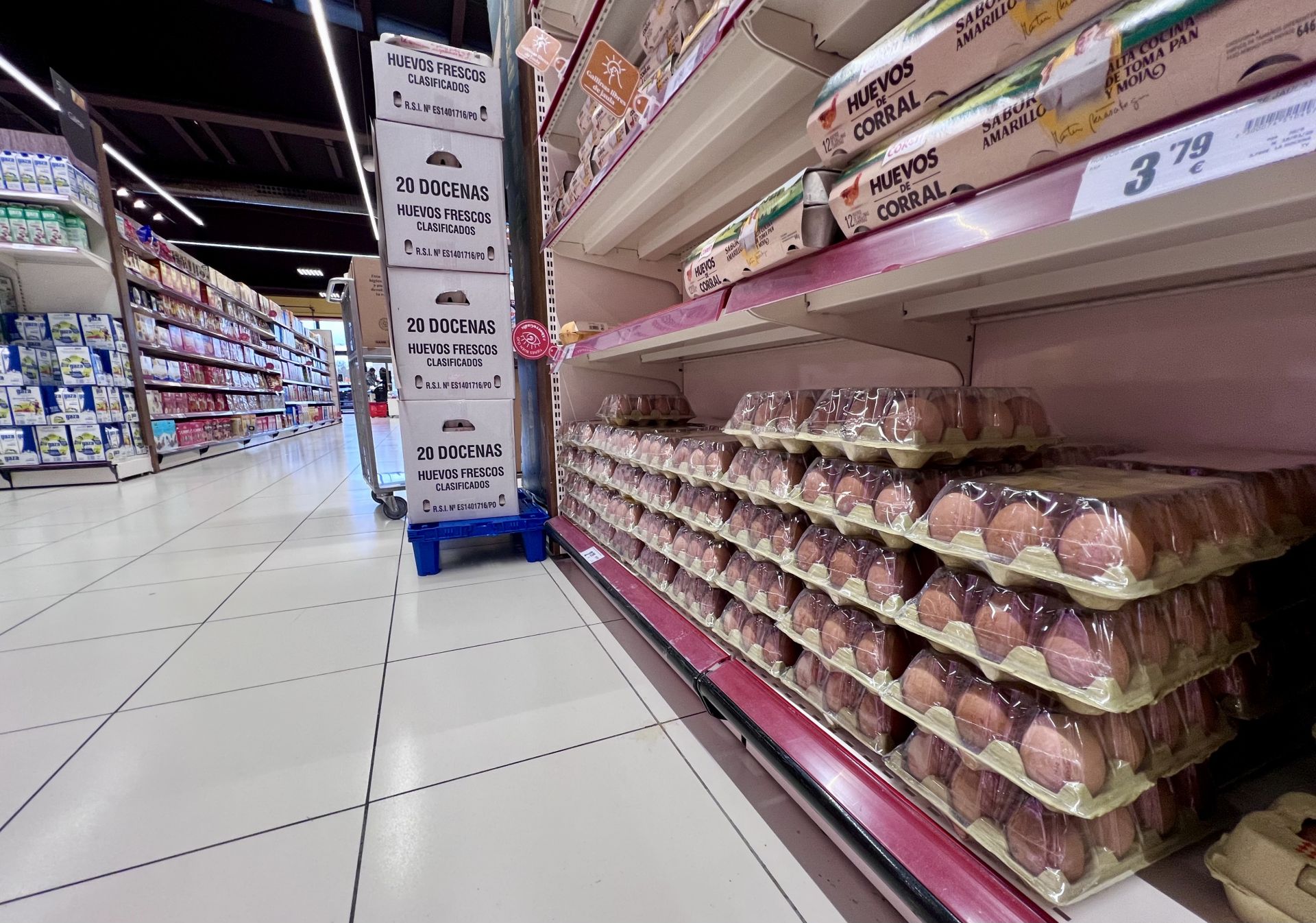 Una estanteria con huevos de un supermercado.