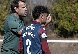 Iñaki Bea da instrucciones a Iker Pérez el otro día en Salamanca.