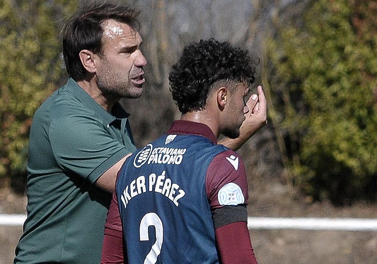 Iñaki Bea da instrucciones a Iker Pérez el otro día en Salamanca.