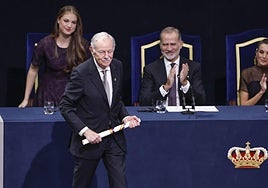 El escritor Eduardo Mendoza, premio Princesa de Asturias de las Letras, tras recoger el galardón en presencia de los Reyes y la princesa Leonor