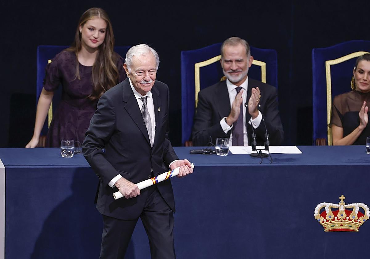 El escritor Eduardo Mendoza, premio Princesa de Asturias de las Letras, tras recoger el galardón en presencia de los Reyes y la princesa Leonor