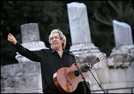 El cantantautor Paco Ibáñez durante un concierto.
