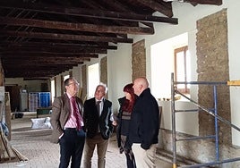 El director general de Turismo y el delegado de la Junta, con la arquitecta y el alcalde de Paredes.