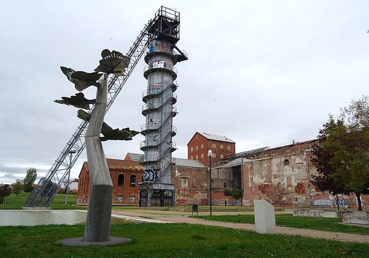 Imagen principal - Arriba, la parte posterior de la azucarera del parque de Las Norias. Debajo, a la izquierda, el bar incendiado el año pasado. A la izquierda, la pasarela sobre la vía y la acera de acceso a la plaza bautizada en honor de Antonio Piedra.