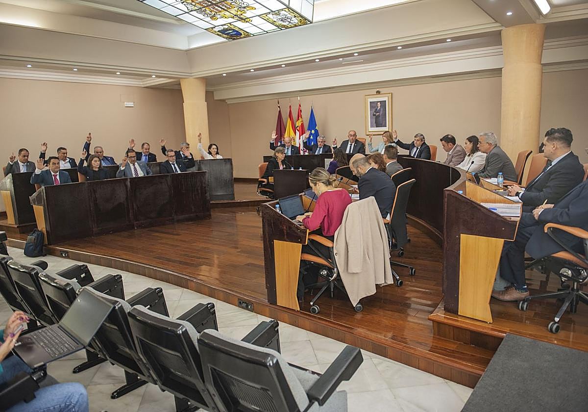 Un momento del pleno celebrado ayer en la Diputación.