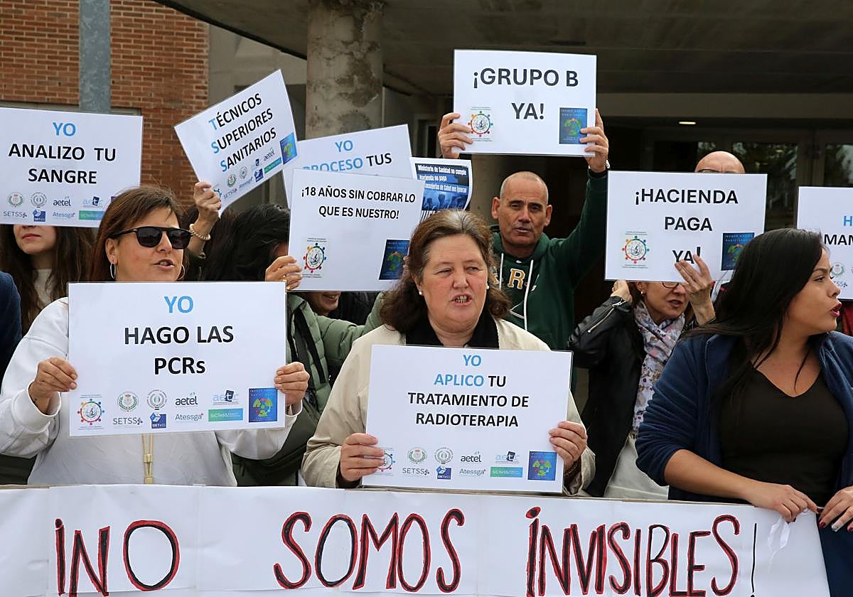 Concentración de técnicos sanitarios superiores a la puerta del Hospital de Segovia este viernes.
