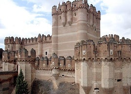 El castillo de Coca, que alberga la escuela forestal.