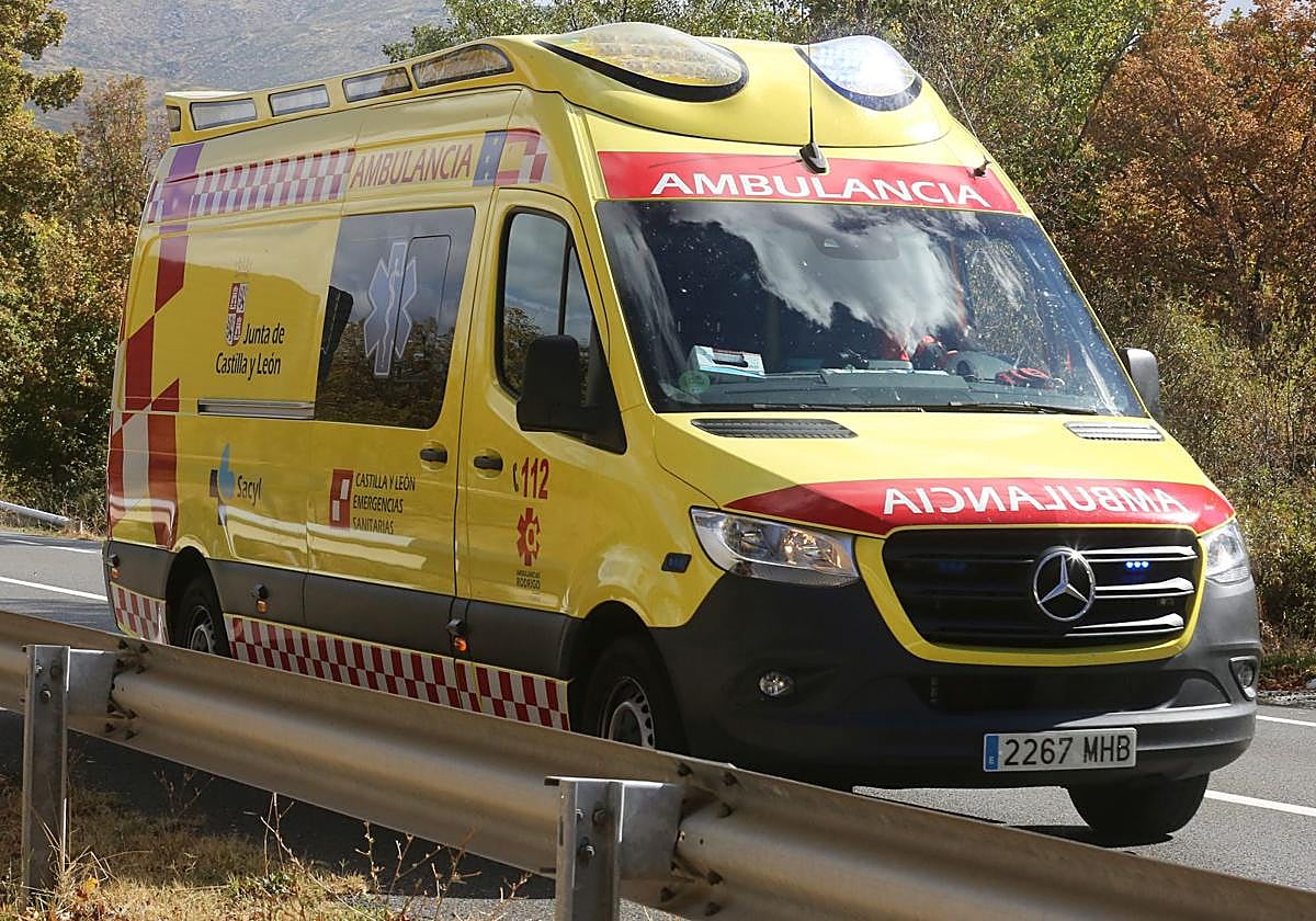 Imagen de archivo de una ambulancia en un pueblo de la provincia de Segovia.