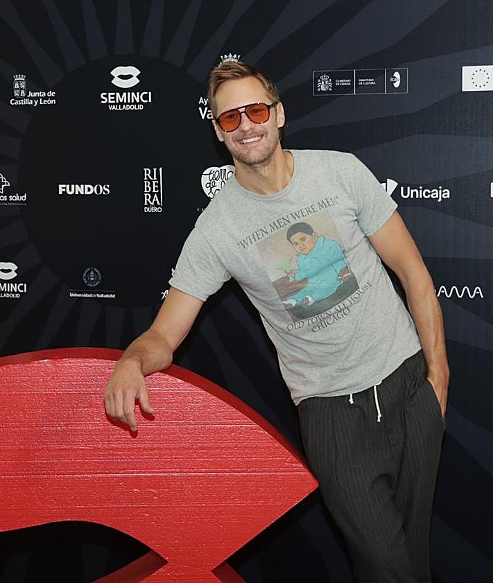 Imagen secundaria 2 - El equipo de 'Pendaripen', con Lolita Flores en el centro, arriba. Abajo, rafael Cobos y Luis Tosar, tadem de 'Golpes'. A la derecha, Alexander Skarsgard. Aida Barrio/ C. Espeso