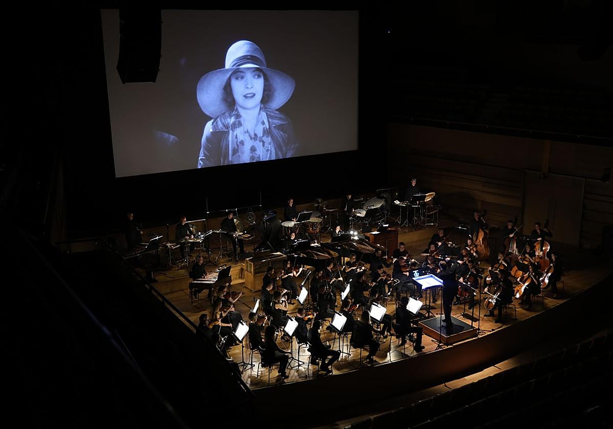 Proyección de 'El viento', con la OSCyL interpretando la banda sonora en directo.