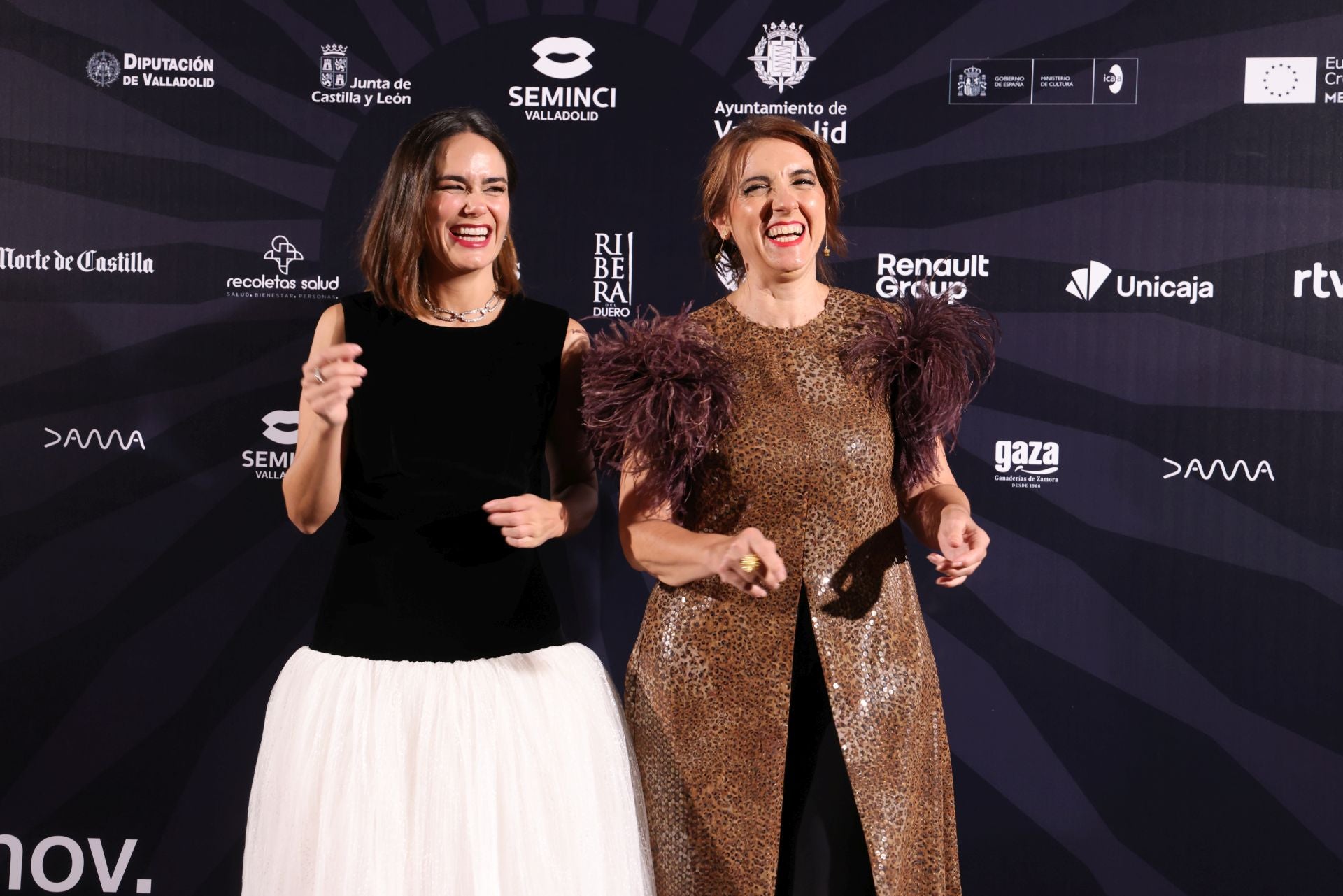 Elena Sánchez y Llum Barrera, presentadoras de la gala de clausura.