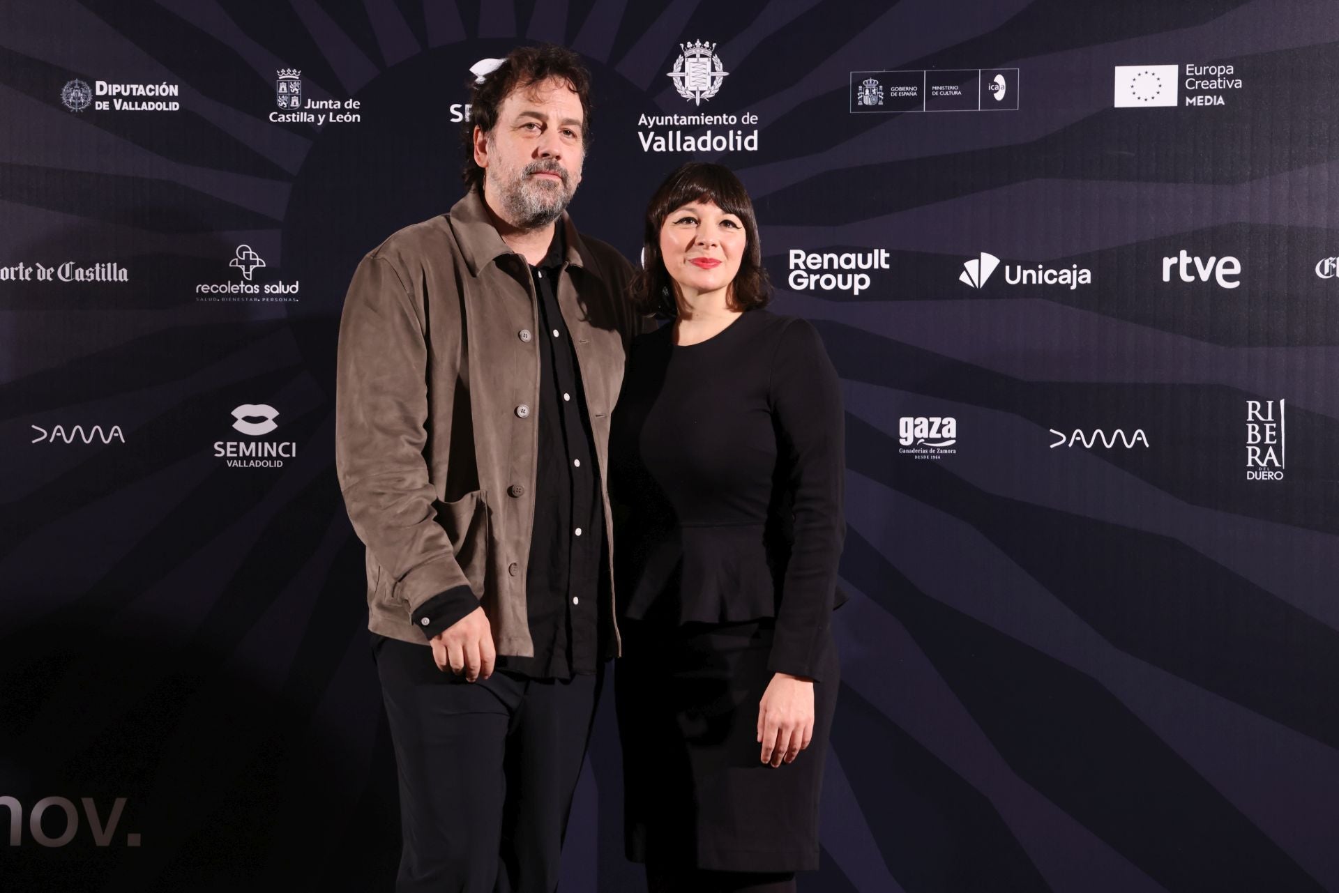 El director y guionista Isaki la Cuesta junto a la cantante Alondra Bentley.