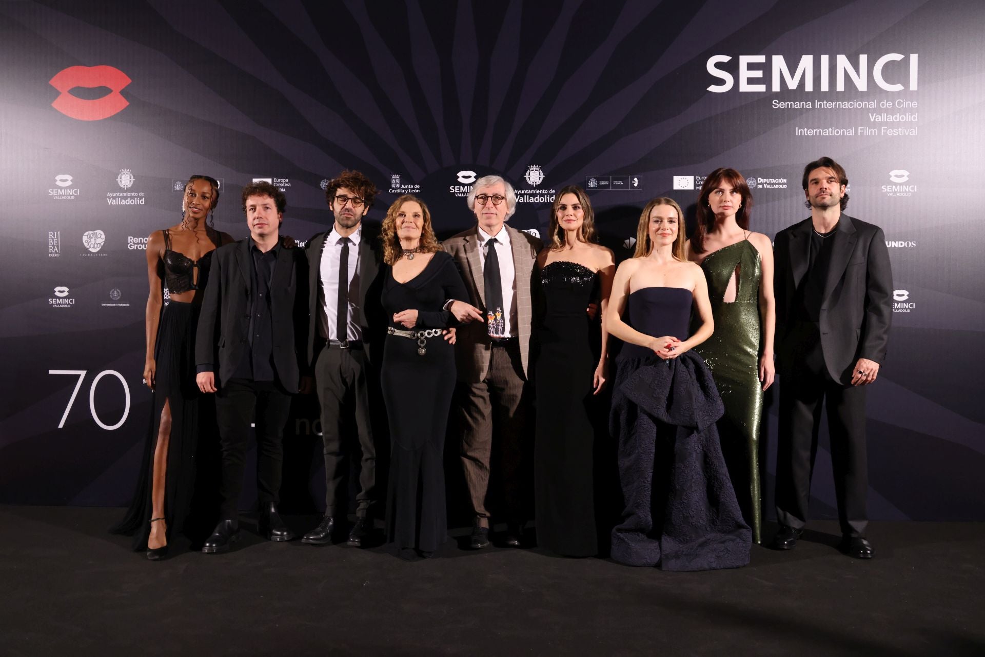 El elenco al completo de 'Siempre es invierno', con su director David Trueba en el centro.