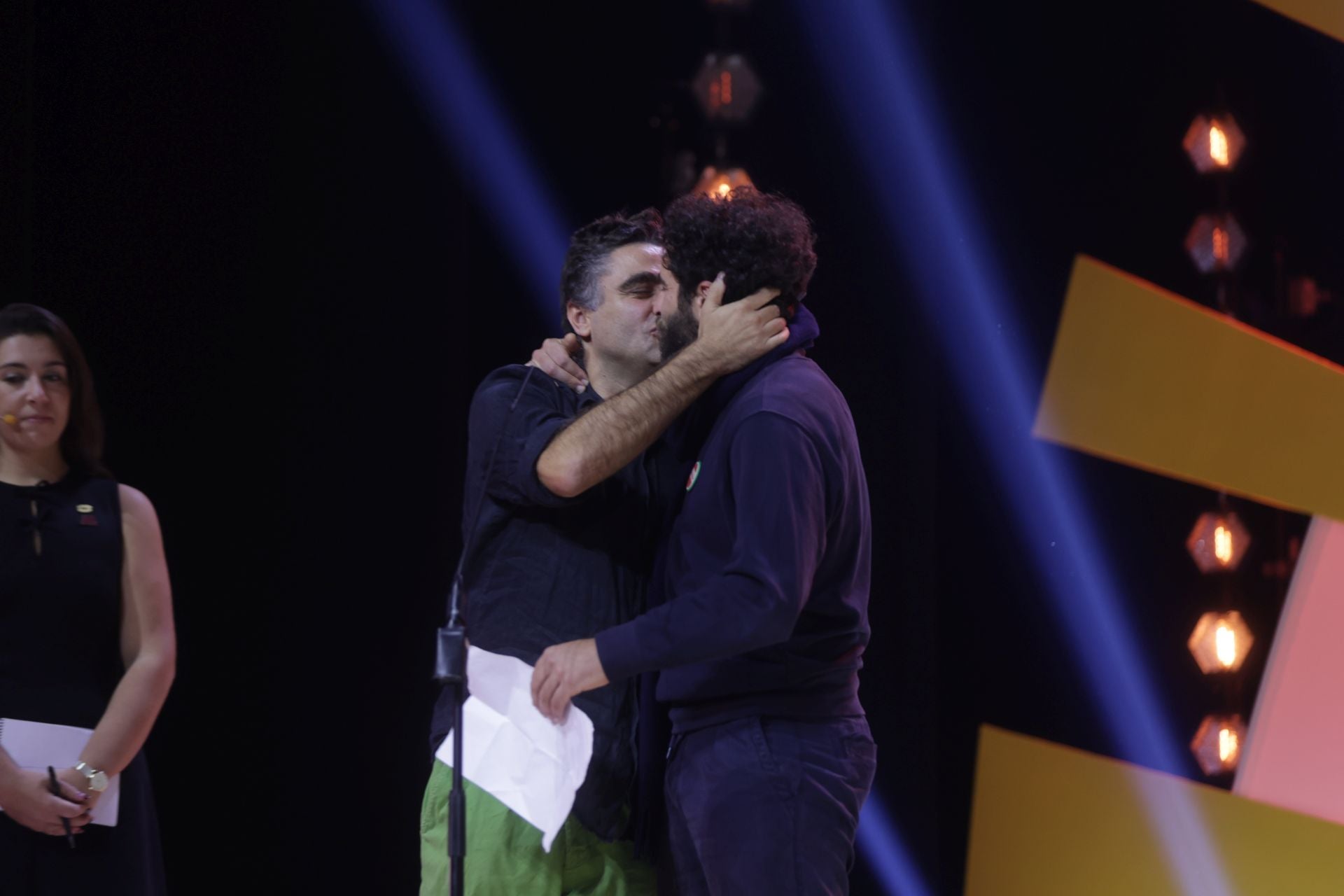 Sergio Coragem (derecha) y el director de 'La risa y la navaja', Pedro Pinho (izquierda).