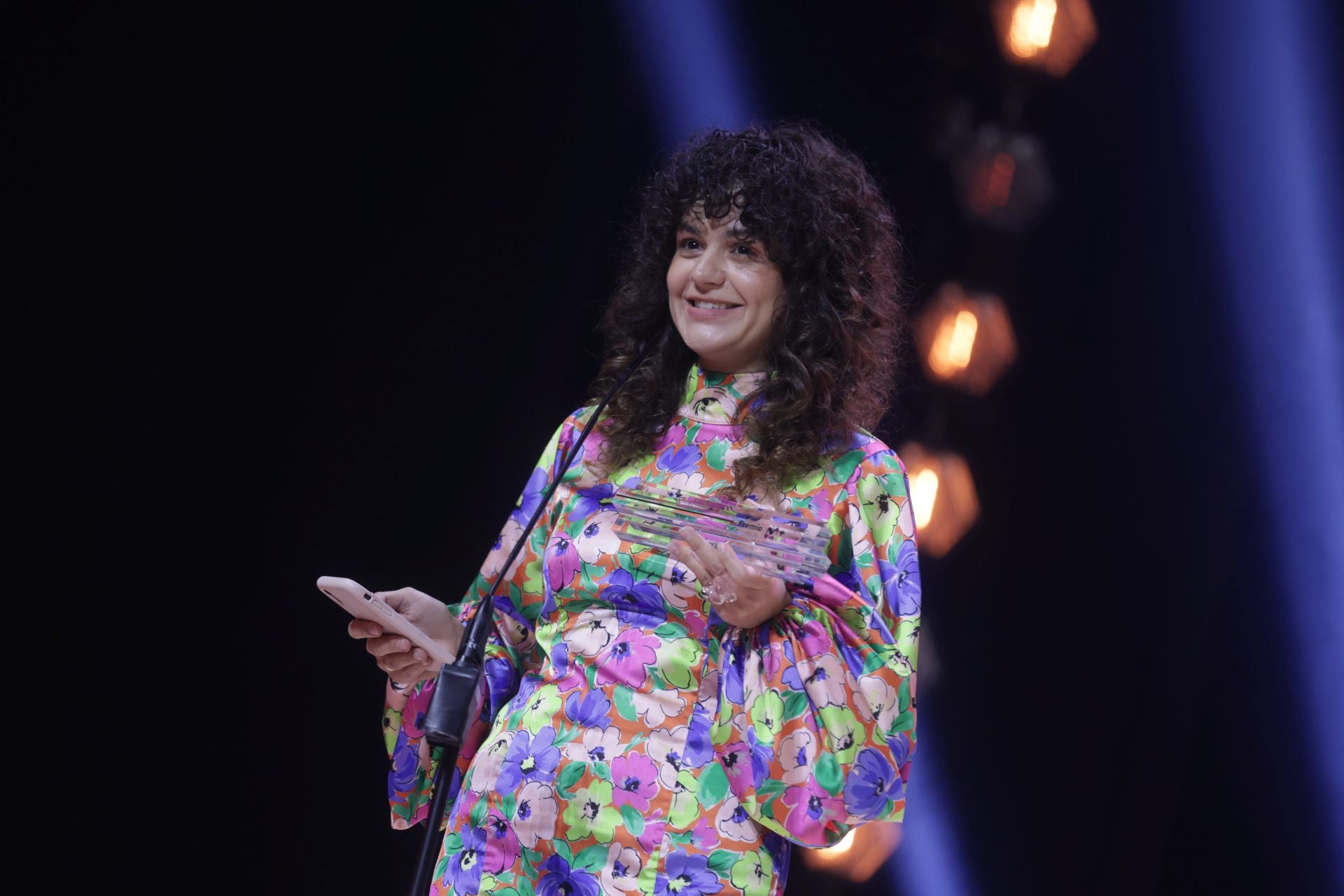 La productora María Herrera recoge el Premio Proyecto Movistar+ por 'El cuento de una noche de verano'.