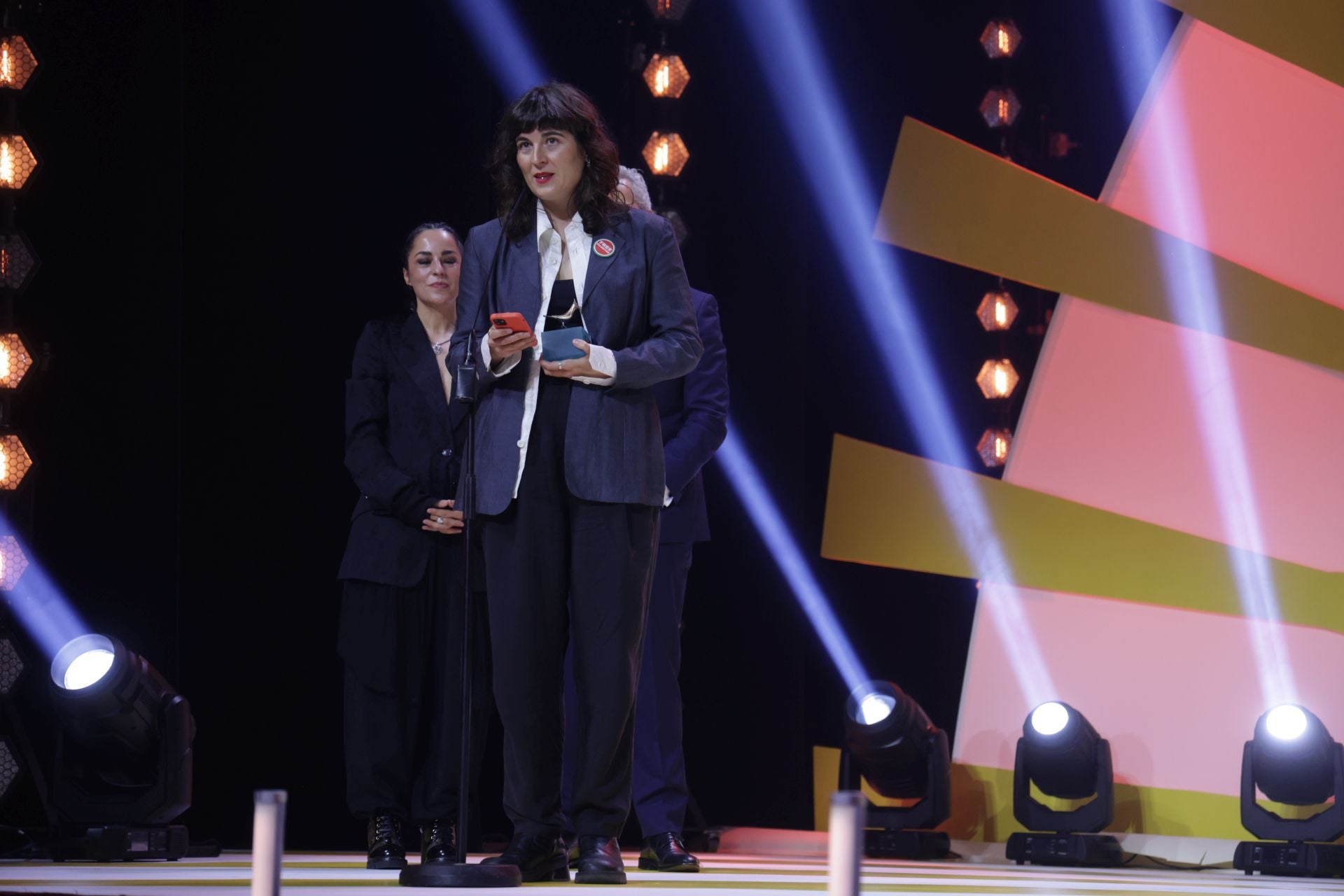 Al fondo, la productora Nata Moreno y José Antonio León, director de comunicación de Renault Group, entregan el Premio DOC España a la directora Candela Sotos por 'Yrupẽ'.