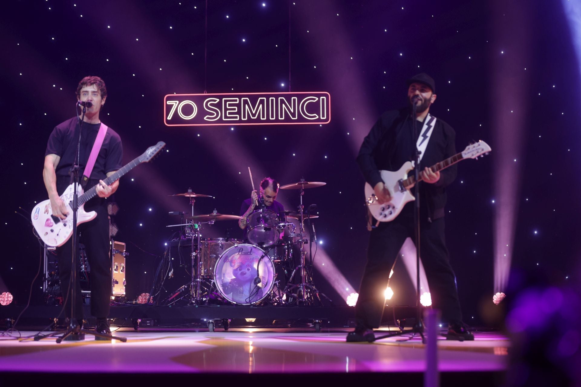 El grupo de pop-rock La la Love You actuó durante la gala de clausura.