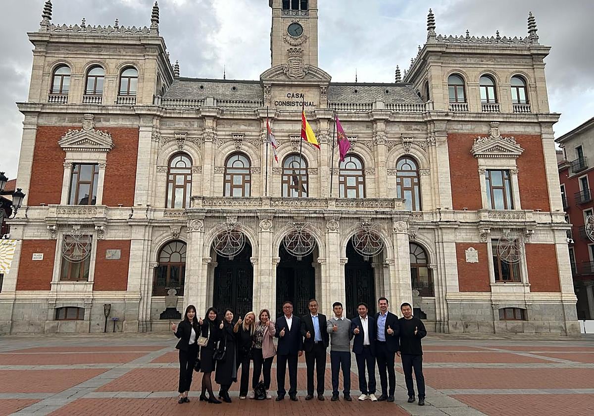 Li Zhen y Steven Cai, en el centro de la imagen, durante su reciente visita a Valladolid.