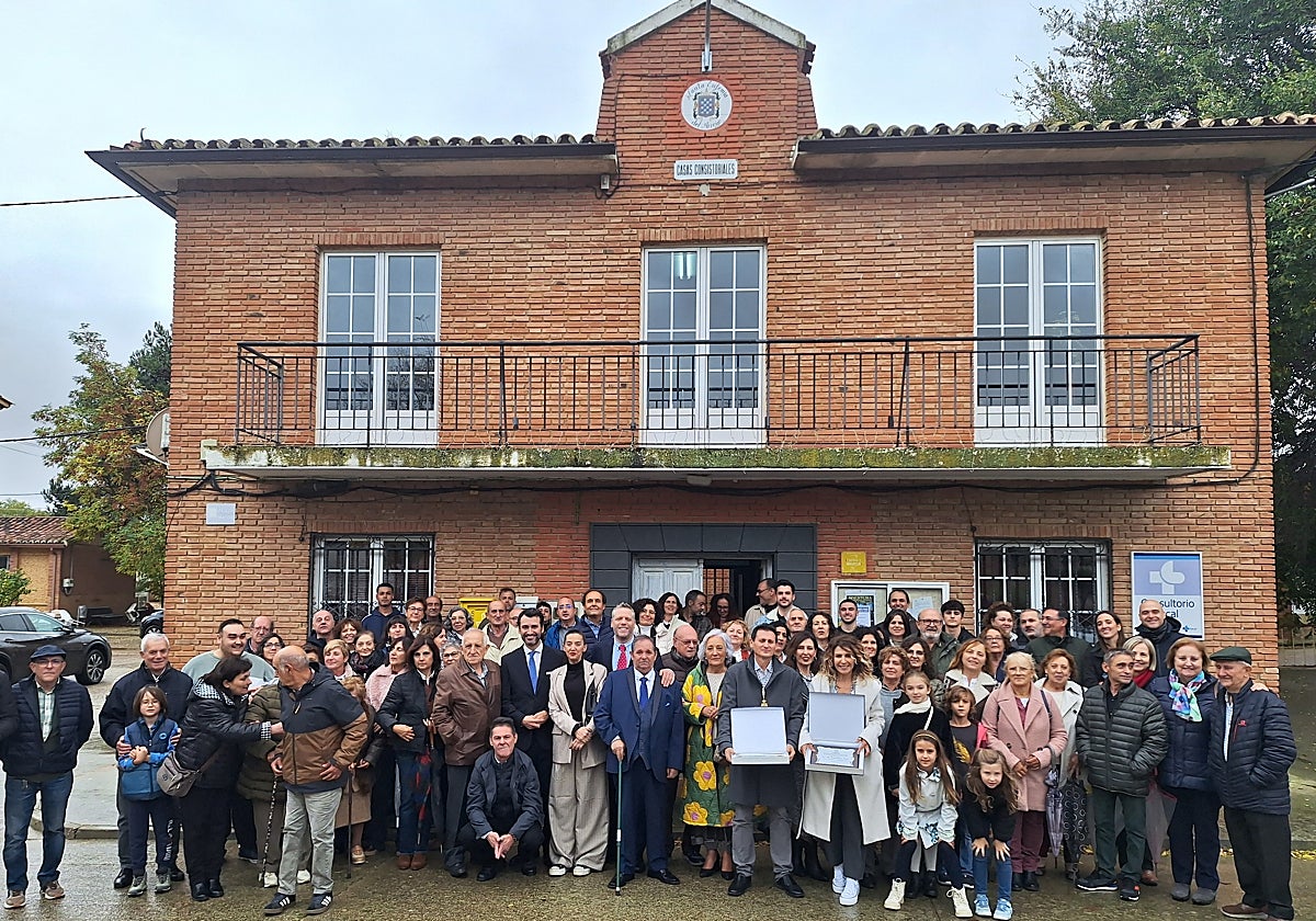 Los dos Hijos Predilectos posan junto a autoridades, vecinos, familiares e invitados frente al Ayuntamiento