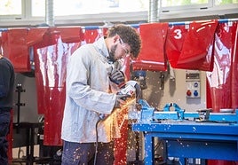 Un alumno trabaja en el taller del nuevo edificio de soldadura del instituto Trinidad Arroyo.