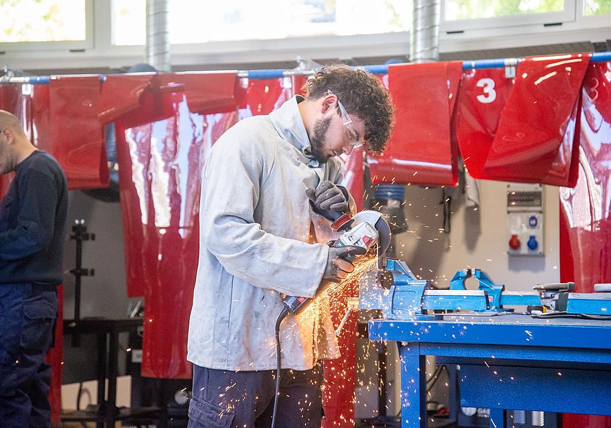 Un alumno trabaja en el taller del nuevo edificio de soldadura del instituto Trinidad Arroyo.