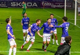 Los jugadores del Palencia Cristo celebran el gol.