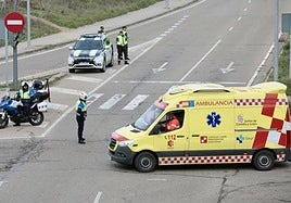 Una ambulancia de Sacyl y varios agentes, en una imagen de archivo.