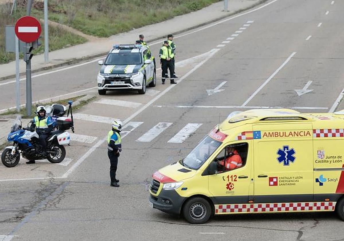 Una ambulancia de Sacyl y varios agentes, en una imagen de archivo.
