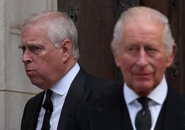 Andrés Mountbatten-Windsor (izq) y Carlos III.