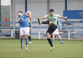 Conde despeja el balón ante la cara de uno de los rivales.