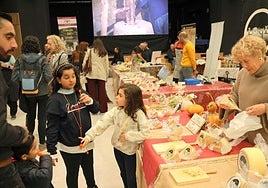 Expositores de queso en la feria de Balanás.