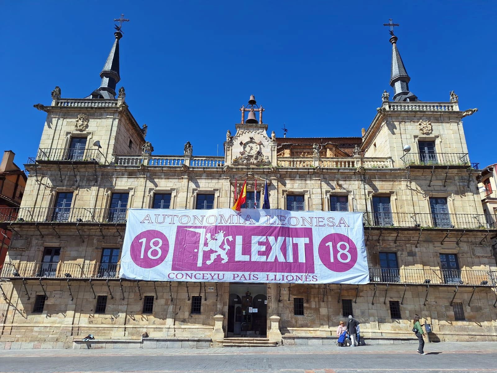 Pancarta colocada el año pasado por Conceyu País Llionés.