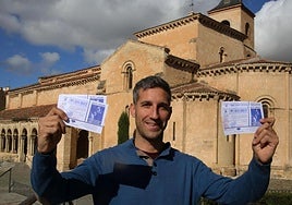 El presidente de los cofrades de San Millán, Javier Gómez, con las papeletas.