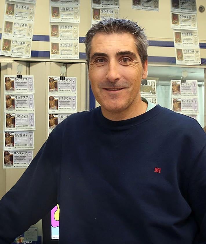 Imagen secundaria 2 - Arriba, varias personas hacen cola para comprar lotería en una administración de la ciudad; abajo, Fernando de Frutos, de la Gimnástica Segoviana, y el lotero Ramón González. 