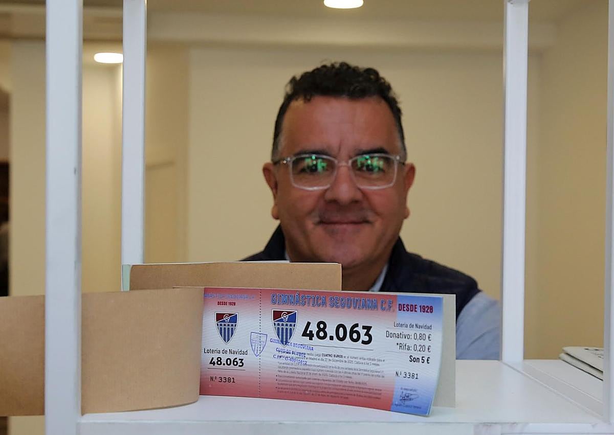 Imagen secundaria 1 - Arriba, varias personas hacen cola para comprar lotería en una administración de la ciudad; abajo, Fernando de Frutos, de la Gimnástica Segoviana, y el lotero Ramón González. 