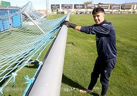 El segoviano Alejandro Postigo, portero de la Segoviana, en el campo de La Albuera.