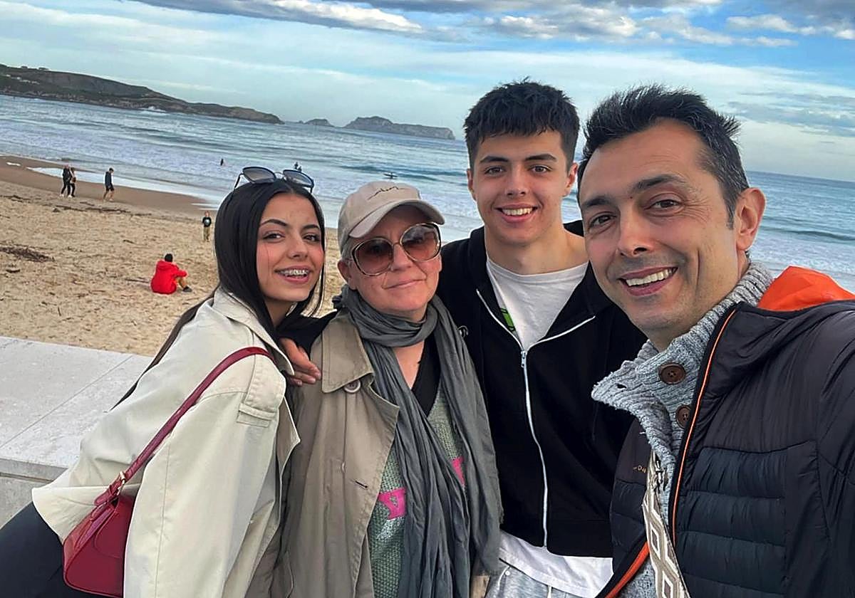 El jugador junto a su madre, Cruz Collado, su padre y hermana Cayetana.