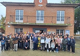 Los dos Hijos Predilectos posan junto a autoridades, vecinos, familiares e invitados frente al Ayuntamiento