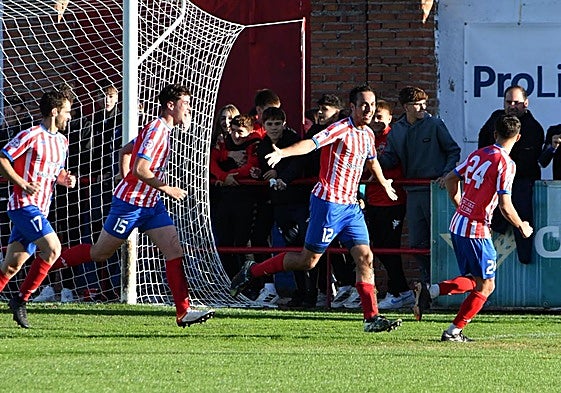 Manja, autor del 1-0, celebra el gol.