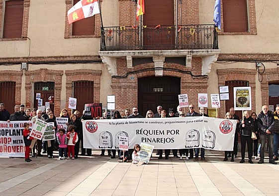 Asistentes a la concentración en contra de la planta de biometano en Pinarejos.