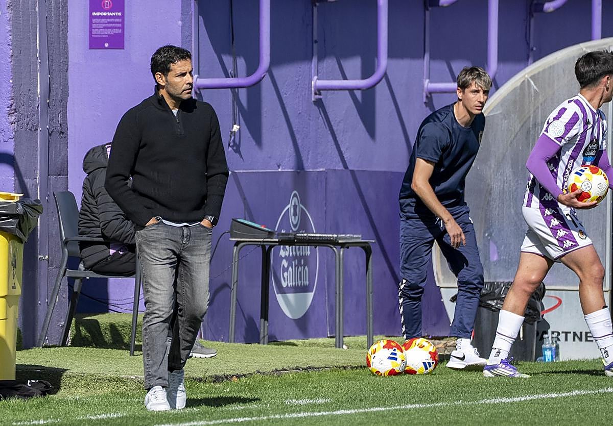Javi Baraja da instrucciones desde la banda.