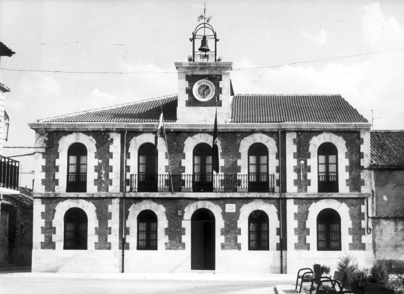 El Ayuntamiento de Montemayor de Pililla en una fotografía de 1985.