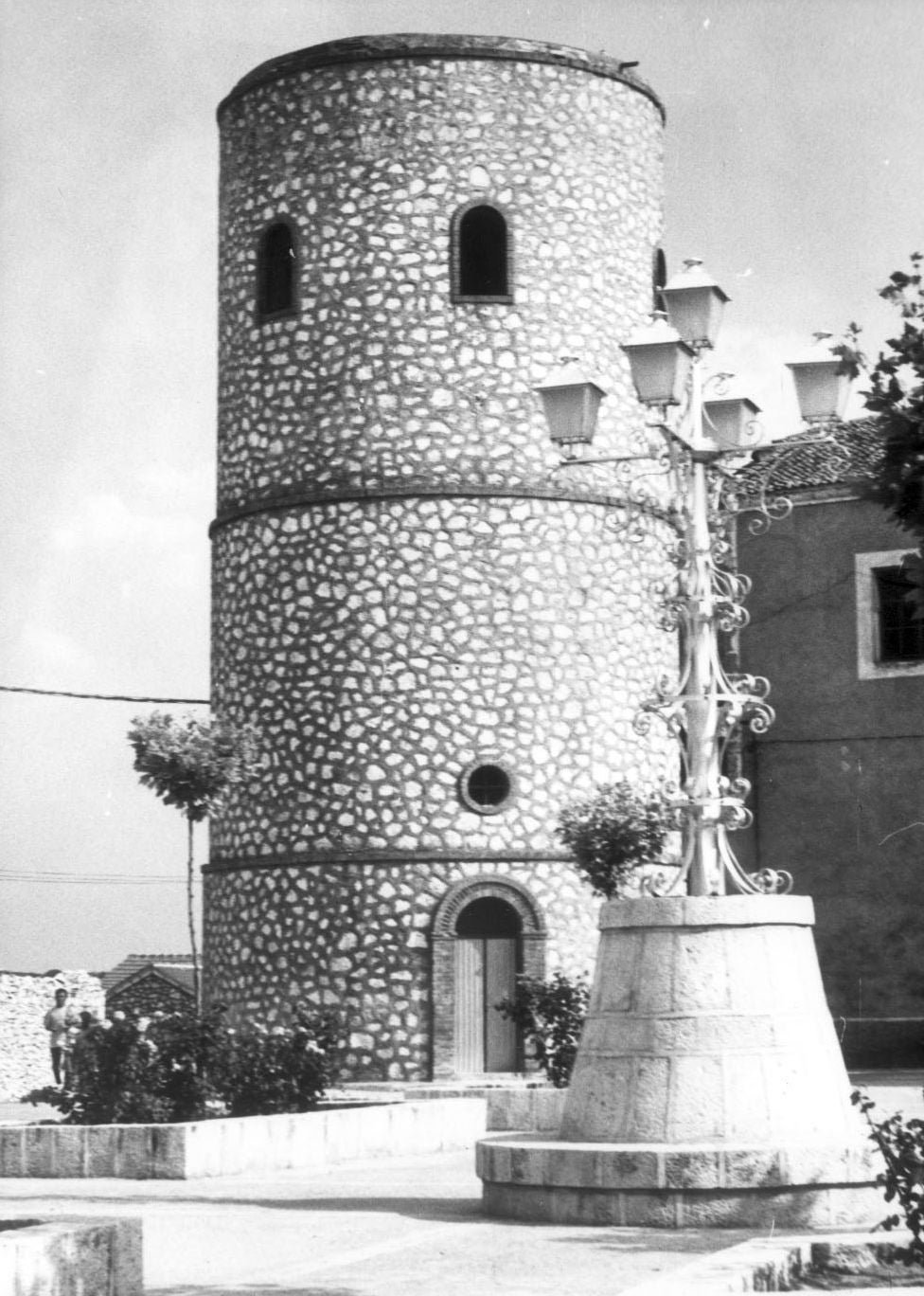 El antiguo depósito de agua de Montemayor de Pililla en una imagen de 1985.