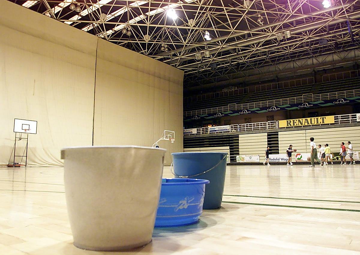 Imagen secundaria 1 - Arriba, estado de las obras en 1985; a la derecha, Rodríguez Bolaños pone la primera piedra de la obra; y a la izquierda, goteras en el año 2000.