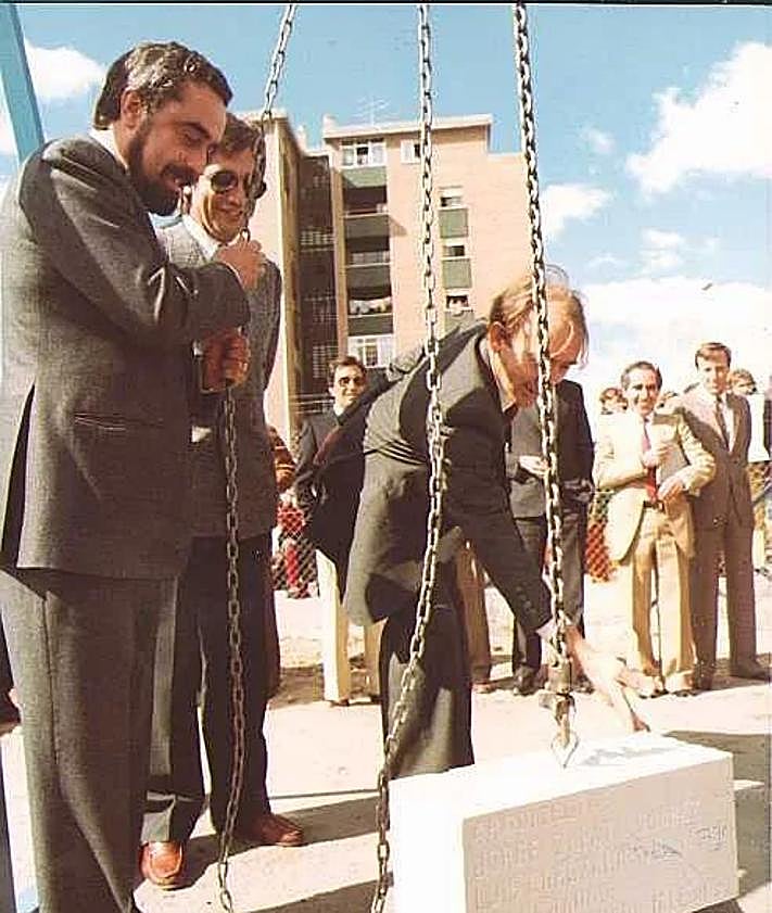 Imagen secundaria 2 - Arriba, estado de las obras en 1985; a la derecha, Rodríguez Bolaños pone la primera piedra de la obra; y a la izquierda, goteras en el año 2000.