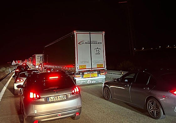 Retención en la A-62 producida por las colisiones.