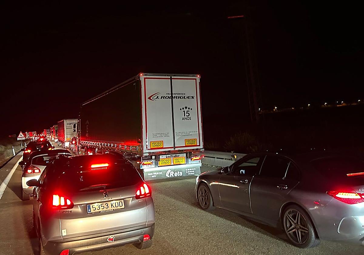 Retención en la A-62 producida por las colisiones.