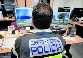 Un agente de la Unidad de Ciberdelincuencia de la Comisaría de la Policía Nacional de la calle Gerona.